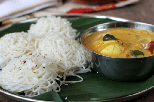 Idi appa (tolvas de cuerdas) con huevo al curry Idi appa (tolvas de cuerdas) con huevo al curry