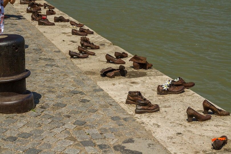 Zapatos en la orilla del Danubio