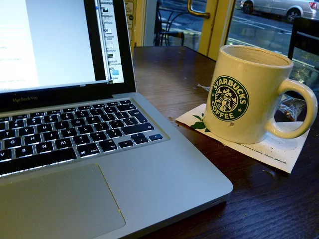 Cómo trabajar desde una cafetería o un punto de acceso Wi-Fi gratuito