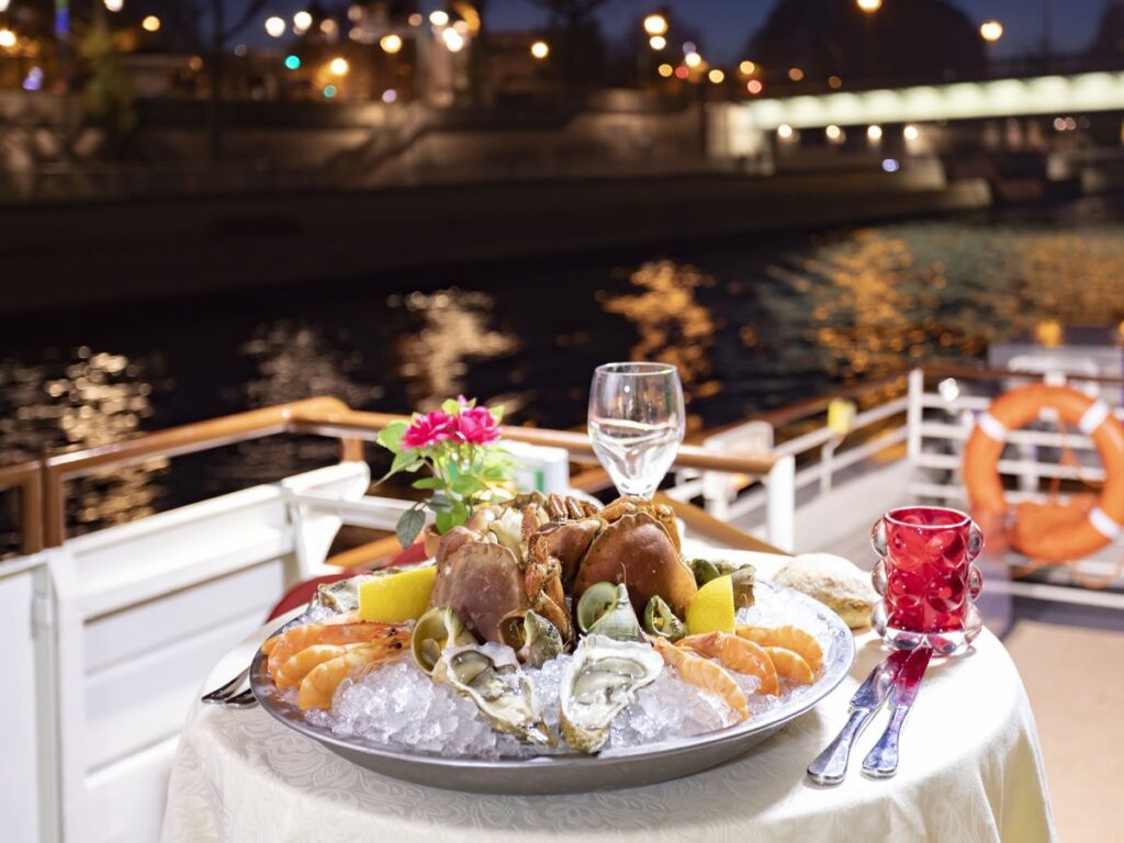 Cruceros de Nochevieja en Nueva York 5 Crucero con cena de langosta en Nochevieja