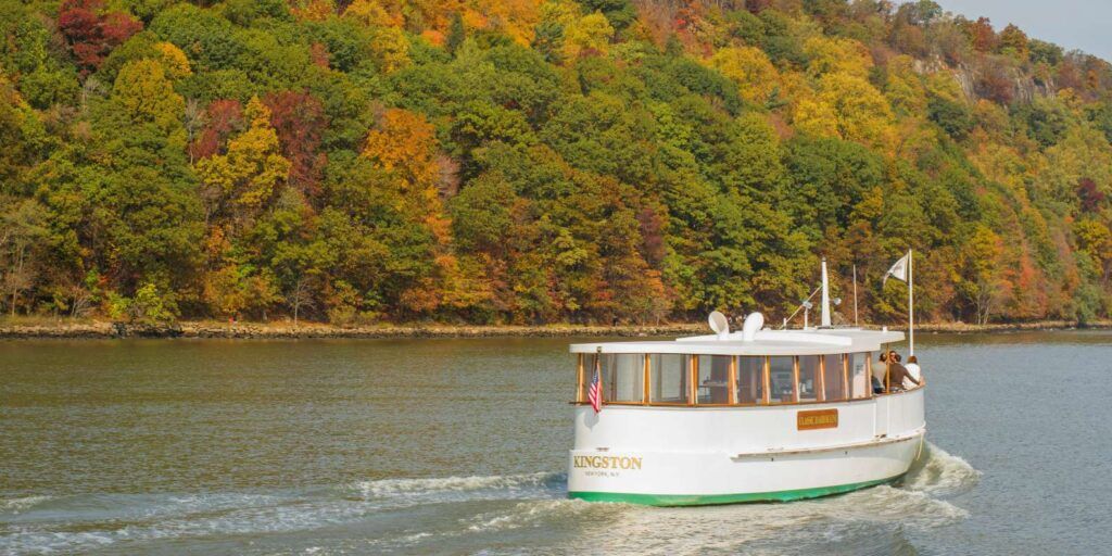 Los 16 mejores cruceros de Nueva York 6 Excursión en yate por el río Hudson con el follaje otoñal