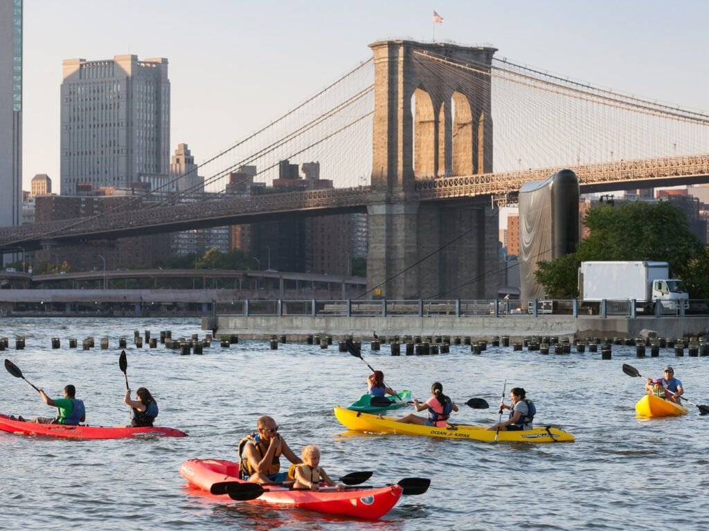 Cosas que hacer en Nueva York en agosto 23 Kayak en el río Hudson y el East River