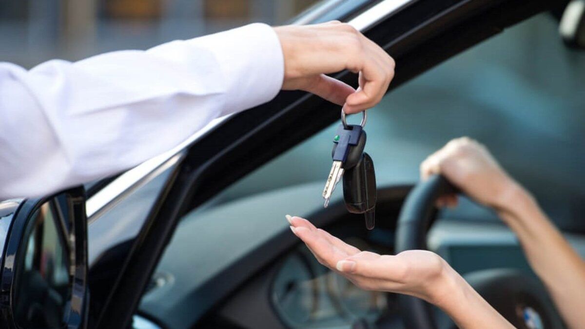 Consejos para padres y mayores que viajan durante la COVID-19 5 alquilar un coche