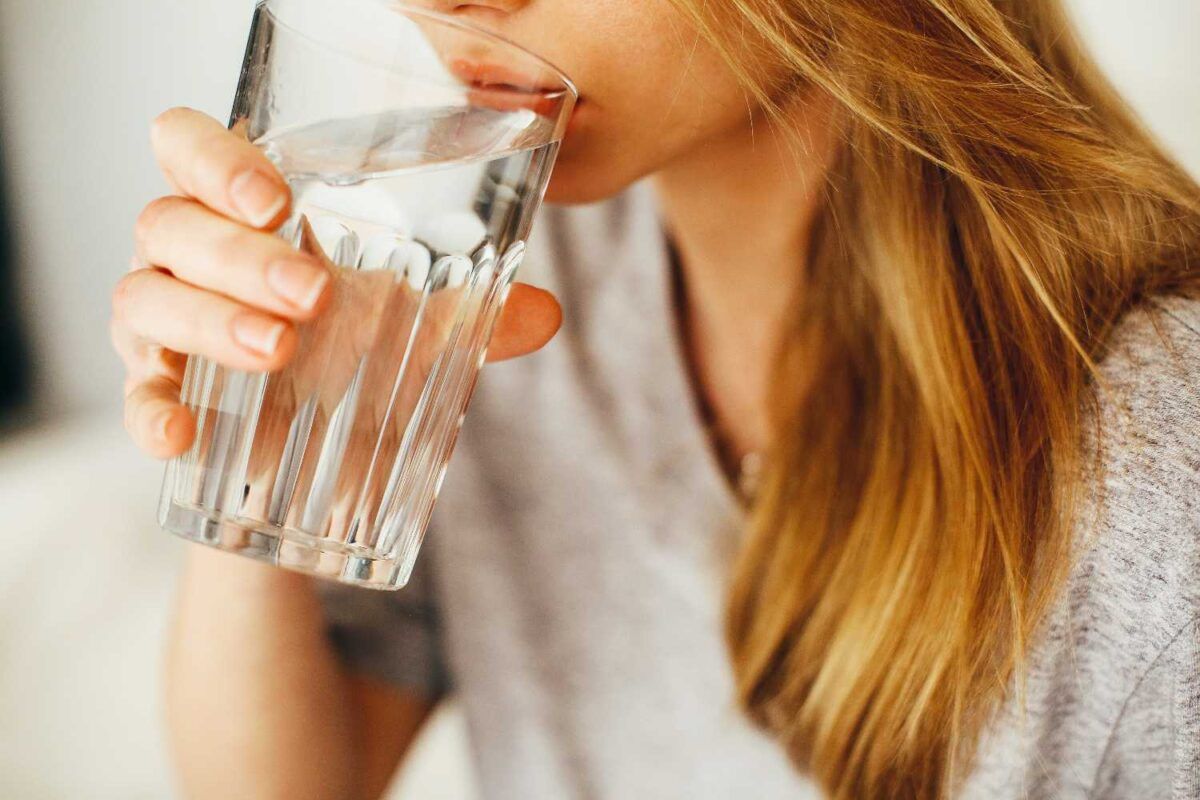 10 valiosos consejos para mantenerse sano durante los viajes de invierno a Estados Unidos 10 Beber agua