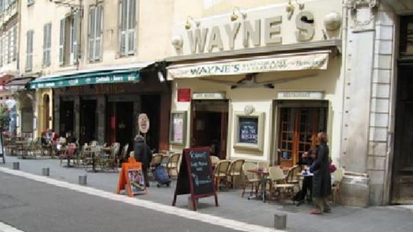 Bonita vida nocturna 9 Wayne's Bar
