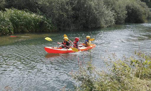 Tome un kayak en el río Pirita