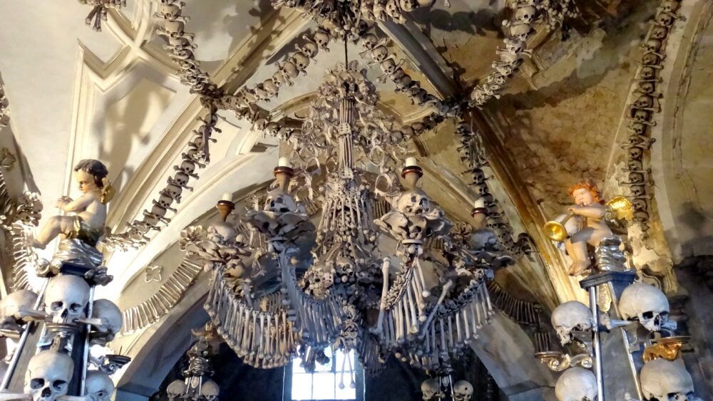 Cosas para ver y hacer en la República Checa 18 escultura de cráneo en el osario de Sedlec en la República Checa