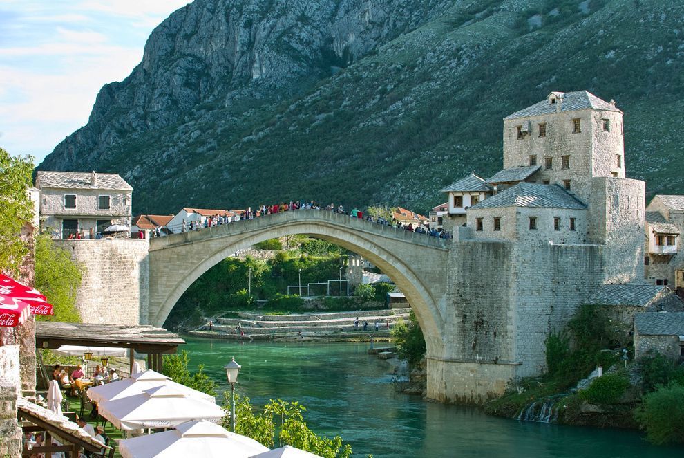 Cruzar el puente de Mostar