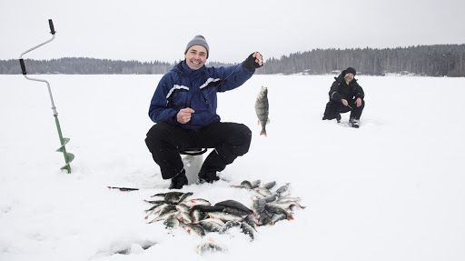 Cosas para ver y hacer en Finlandia 7 pescar en el hielo