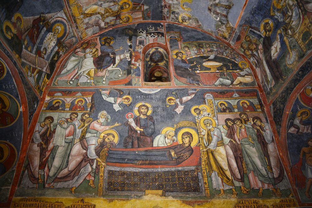 Admiren la artesanía de las iglesias pintadas de Chipre