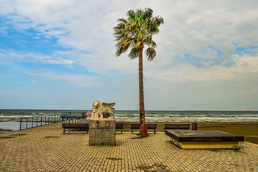 Caminar a lo largo del paseo marítimo en Larnaca