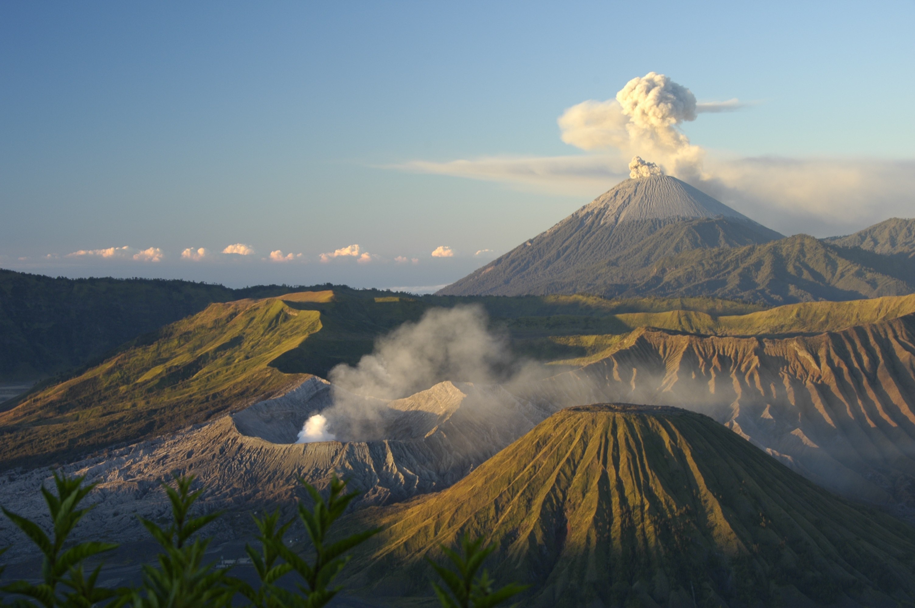 12 Volcanes más increíbles de Indonesia 1