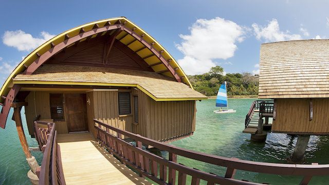 8 bungalows sobre agua más baratos que Bora Bora 2