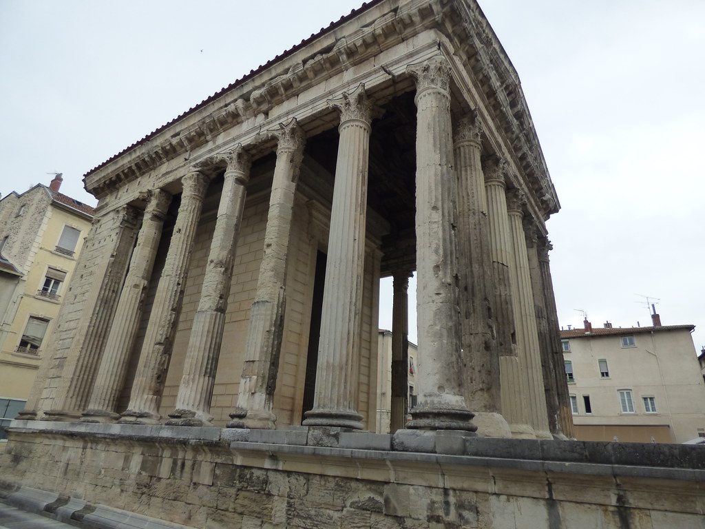 Templo de Augusto y Livia: un tesoro arquitectónico en el corazón de Roma