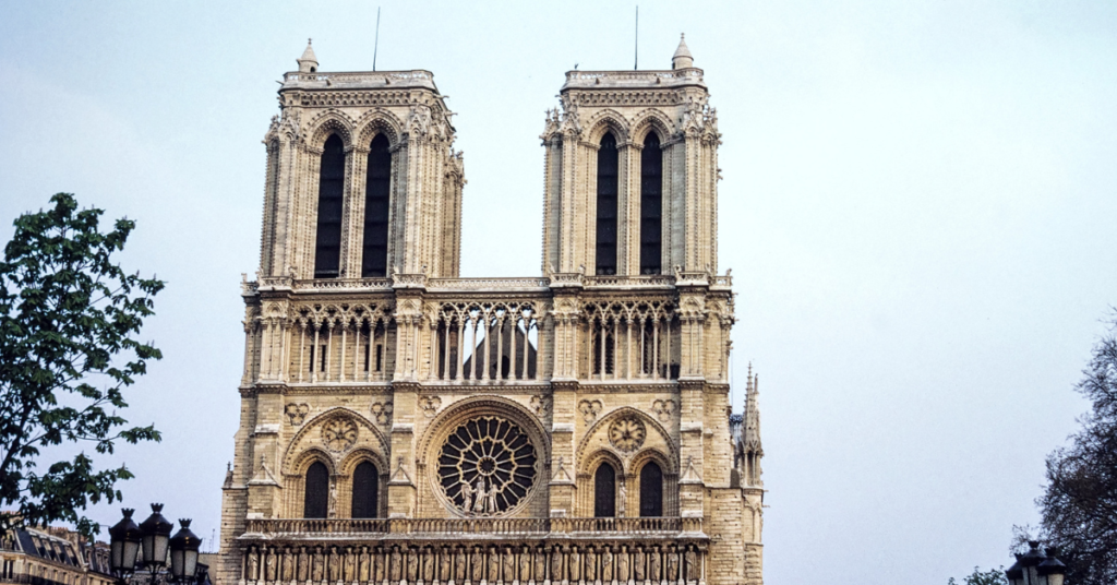Notre Dame de Paris: Un Tesoro Histórico y Cultural en Europa 5
