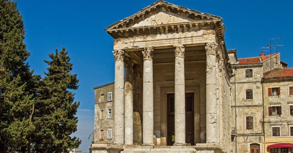 El impresionante Templo de Augusto en Pula: un tesoro histórico en Croacia 34