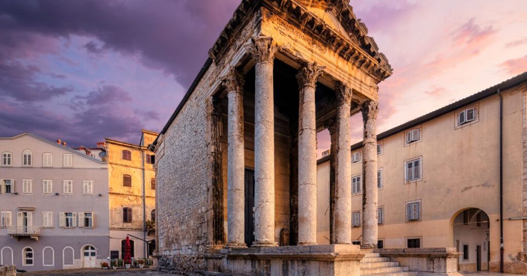 El impresionante Templo de Augusto en Pula: un tesoro histórico en Croacia 4