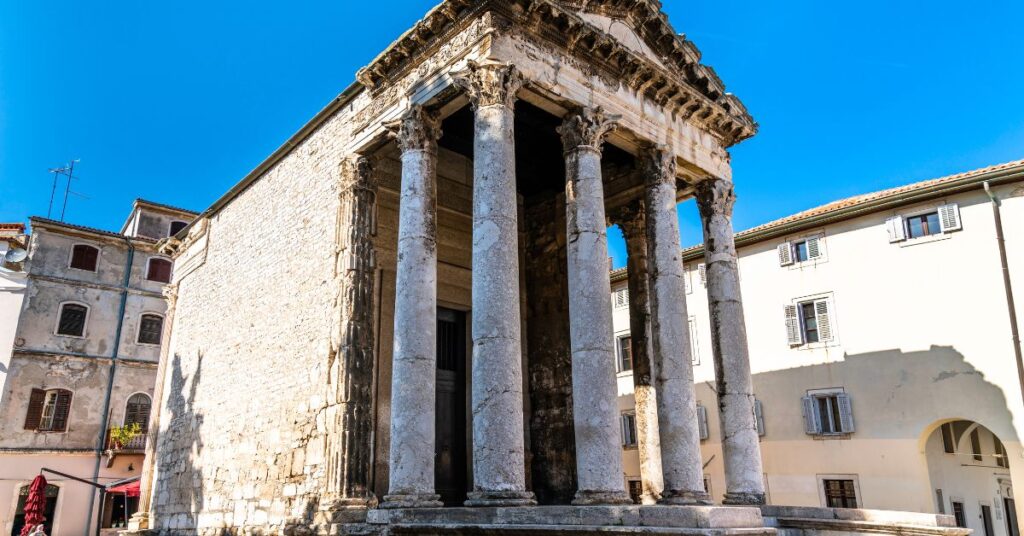 El impresionante Templo de Augusto en Pula: un tesoro histórico en Croacia 6