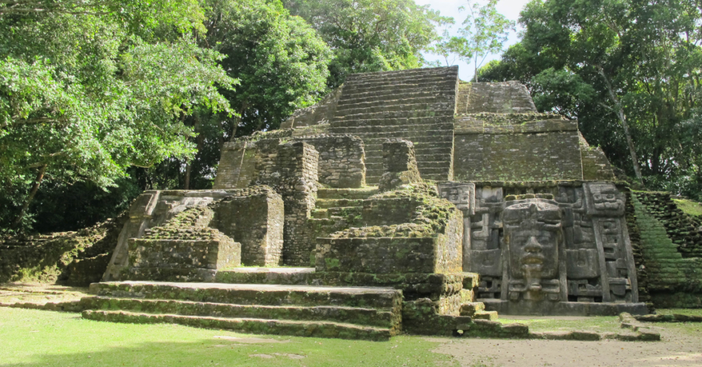 Lamanai: La antigua ciudad maya escondida en la selva de Belice 3