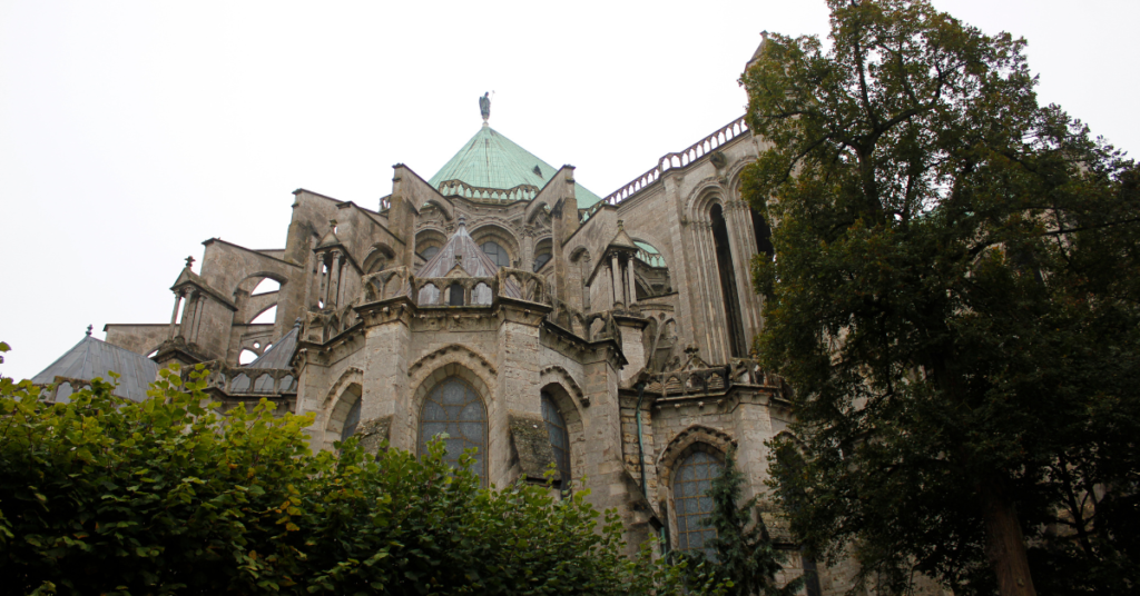 Catedral de Chartres: Una joya gótica en el corazón de Francia 7