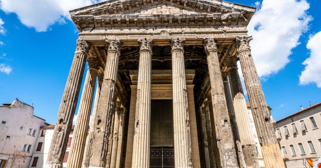 Templo de Augusto y Livia: un tesoro arquitectónico en el corazón de Roma 5