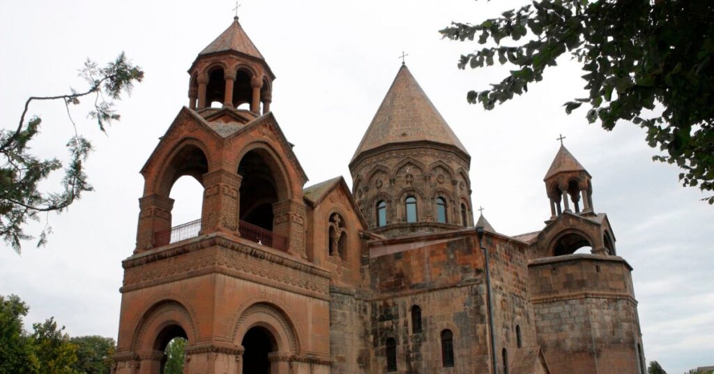 Catedral de Echmiadzin: Una Joya del Cristianismo en Armenia 2