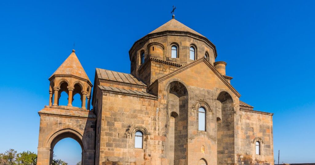 Catedral de Echmiadzin: Una Joya del Cristianismo en Armenia 3