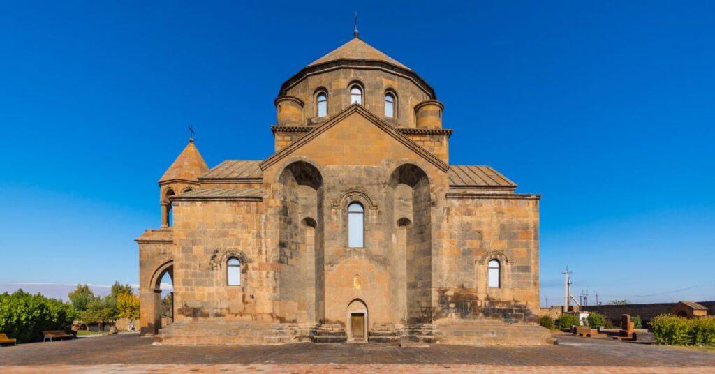 Catedral de Echmiadzin: Una Joya del Cristianismo en Armenia 4