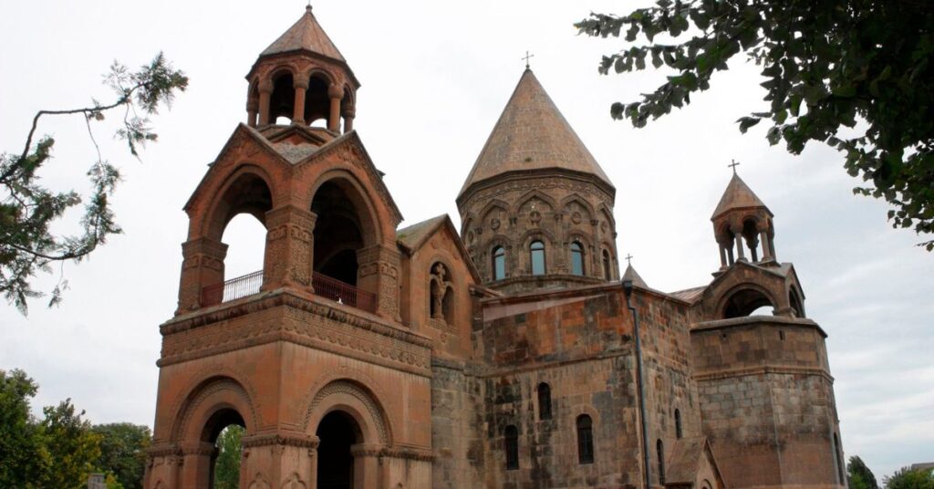 Catedral de Echmiadzin: Una Joya del Cristianismo en Armenia 5