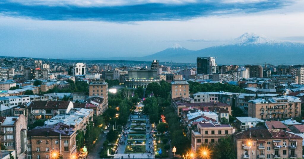 Catedral de Echmiadzin: Una Joya del Cristianismo en Armenia 7